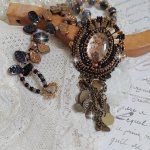 Pendentif Aube avec un cabochon représentant un portrait de femme,  perles en pierre de gemme : Agate et Rhodonite, breloques sur chaîne en laiton, cristaux, coupelles, perles sur un esprit vintage